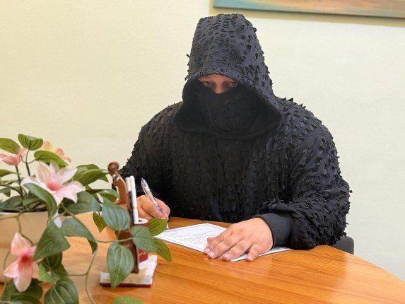 شاهد .. مطرب القناع.. «كابوتشي» يطلق ألبوم «تورته» في تجربة موسيقية غير تقليدية