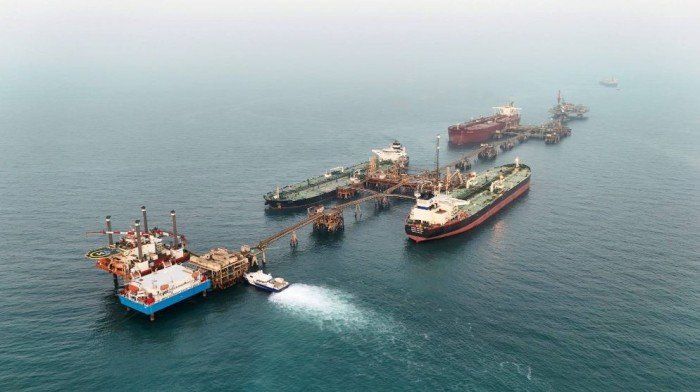 جهود دولية لإجلاء 20 ألفًا من أطقم السفن العالقة في الخليج العربي