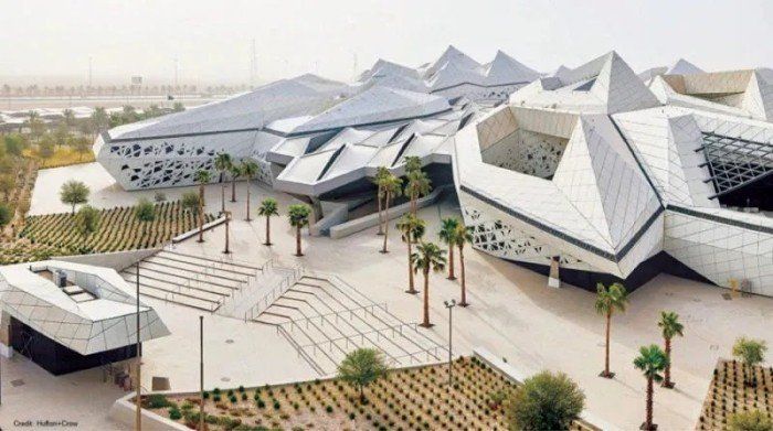 شاهد .. السعودية تفتتح "متحف الذهب الأسود" لاستعراض تحولات النفط عبر الفن المعاصر