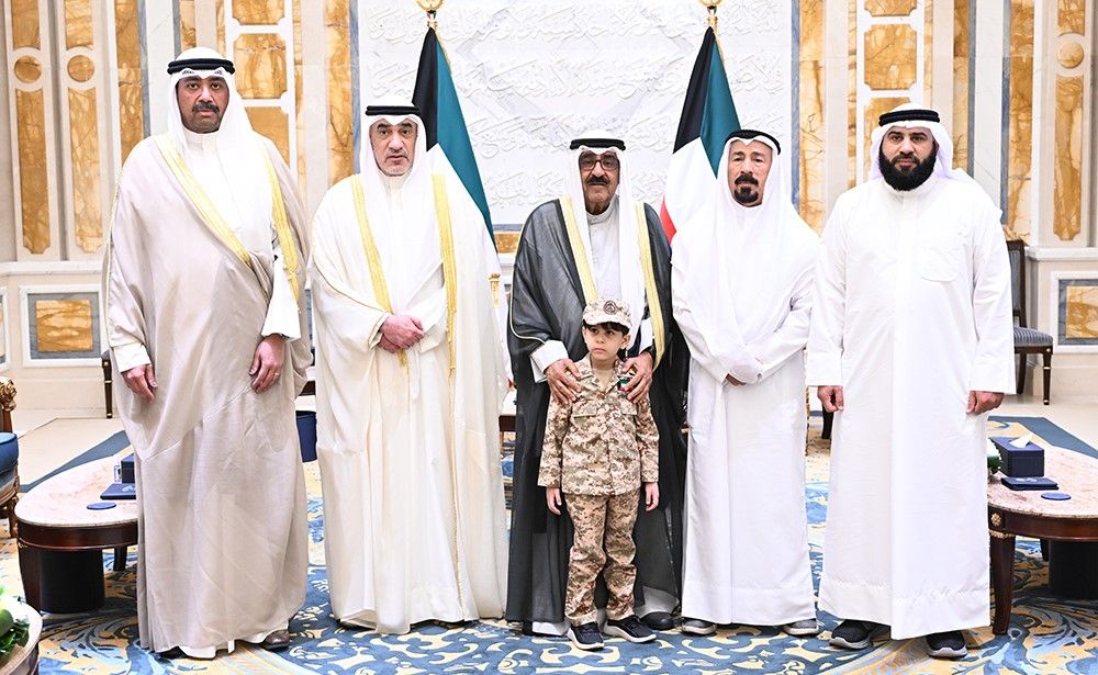 الأمير استقبل أسر شهداء الواجب من «الدفاع» و«الداخلية» وأسرة الشهيدة الطفلة الإيرانية