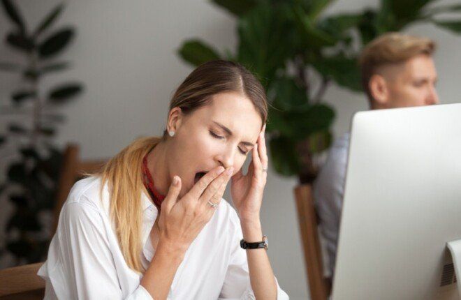 إدمان الإنترنت يربك النوم ويزيد النعاس والاكتئاب