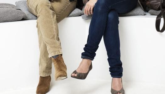 دراسة حديثة: الجلوس «بساق فوق الأخرى» لا يسبب أضرارًا للظهر أو المفاصل