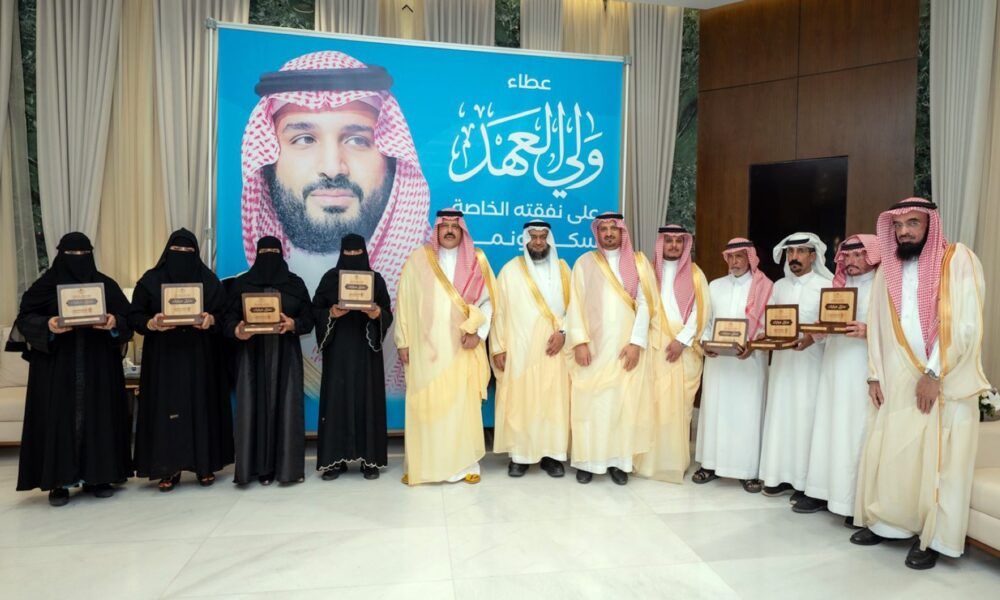 أمير حائل يسلم وثائق تملك الوحدات السكنية للأسر المستحقة