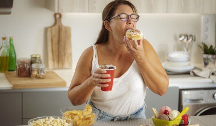 هل الحلويات سببًا مباشرًا للاكتئاب؟ خبيرة تغذية تجيب