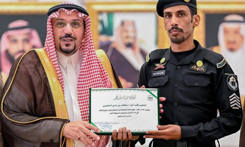 أمير القصيم يكرّم رجل أمن لإنقاذه محتجزين بحريق عنيزة