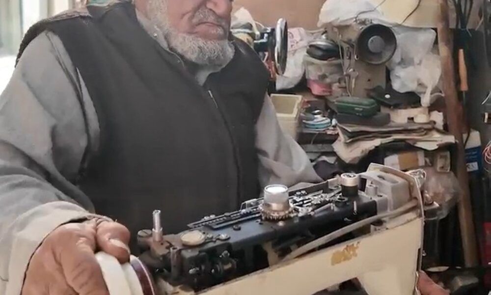 قصة عبده دبوان: 6 عقود بصيانة مكائن الخياطة في تبوك