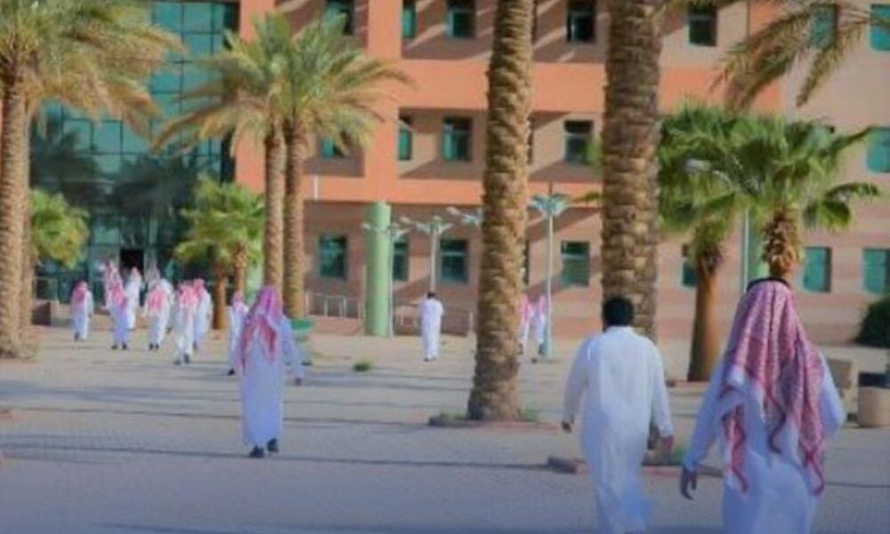 أكاديمي يهاجم قرار جامعة الملك سعود بوقف تخصصات إنسانية
