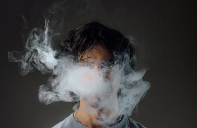 جدل علمي متواصل حول التدخين الإلكتروني وخطر الإصابة بالسرطان رغم اعتباره أقل ضررًا من التقليدي