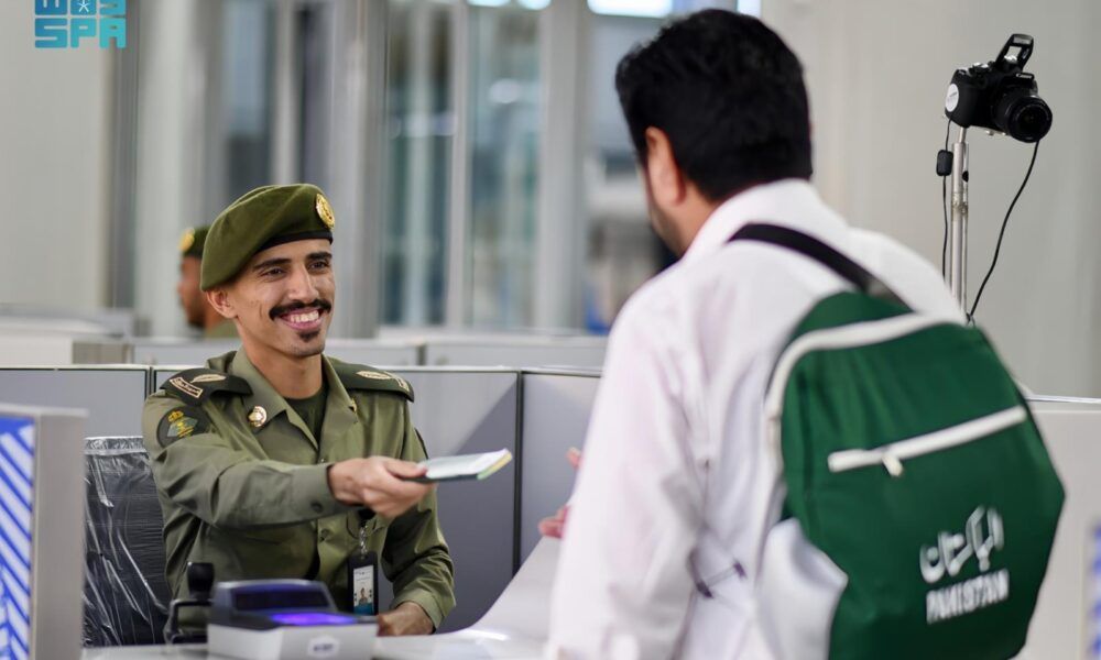 الجوازات تستقبل أولى رحلات الحجاج الباكستانيين 1447هـ