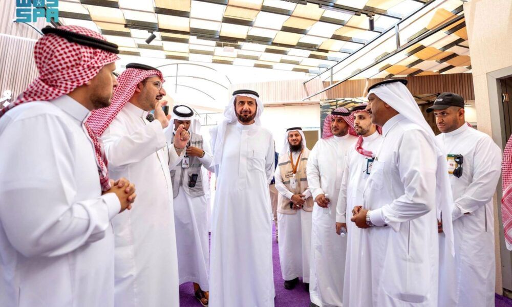 وزير الحج يتفقد جاهزية مخيمات منى لموسم حج 1447