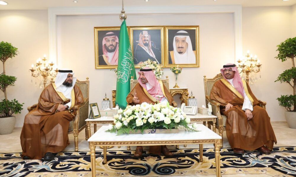 أمير نجران يسلم وثائق الإسكان للمستفيدين من تبرع ولي العهد