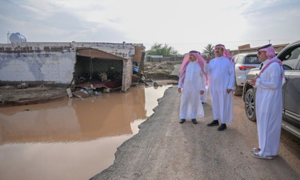 أمير المنطقة يوجه بحصر أضرار السيول في حائل ودعم الأهالي