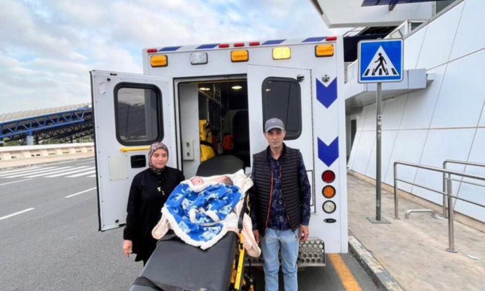 وصول التوأم السيامي المغربي سجى وضحى إلى الرياض للعلاج