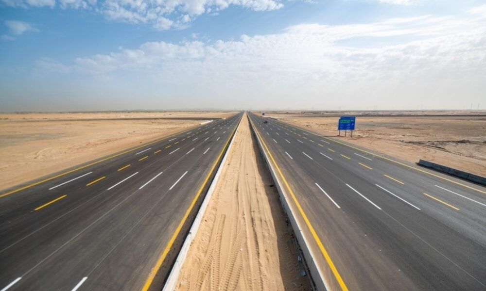 أمانة الرياض تبدأ أعمال صيانة الطرق بالرياض لحيي بدر والنزهة