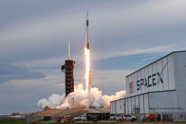 سبيس إكس" تطلق مجموعة جديدة من أقمار "ستارلينك" إلى الفضاء "