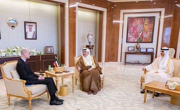 وزير شؤون الديوان الأميري ورئيس ديوان ولي العهد يبحثان التعاون مع سفيري مالطا وماليزيا