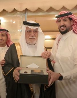 مقيم سوري يودع أهالي تبوك بالدموع بعد 40 عاماً من الوفاء
