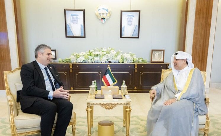 وزير شؤون الديوان الأميري يبحث العلاقات الثنائية مع سفراء كوبا والصين والهند