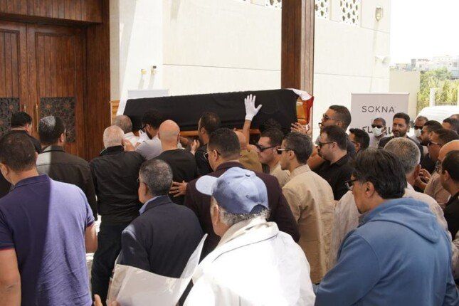 شاهد .. نجوم الفن يودّعون «أمير الغناء».. تفاصيل مؤثرة من جنازة هاني شاكر