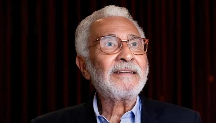 شاهد .. جثمان عبد الرحمن أبو زهرة يمر بالمسرح القومي والحسين قبل صلاة الجنازة