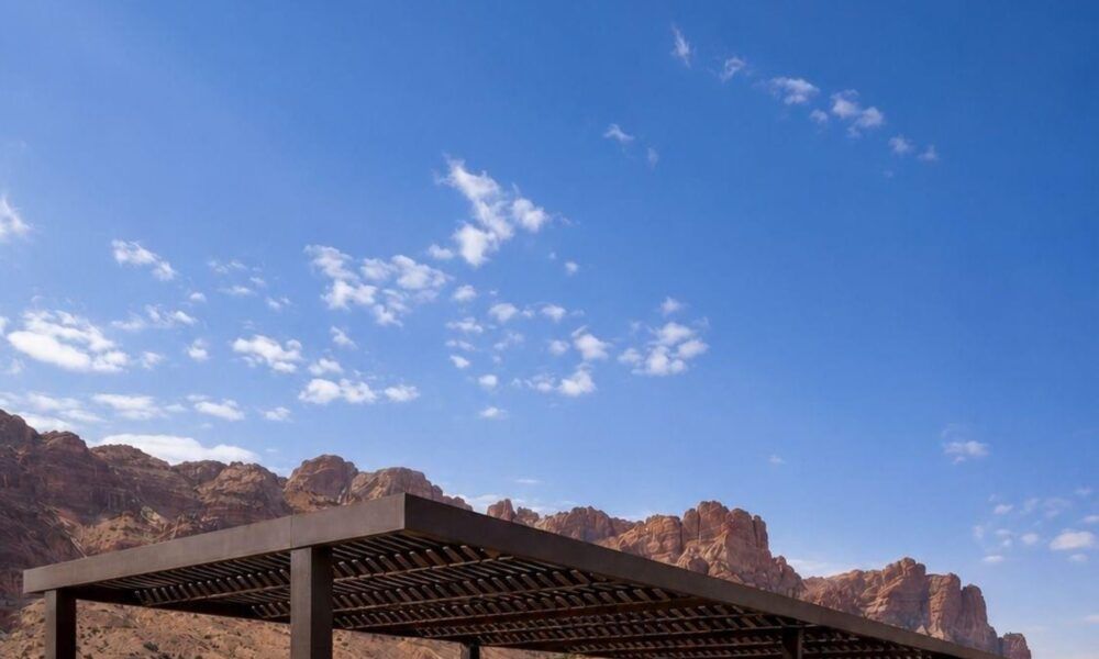 بدء تطبيق تنظيمات مظلات مواقف السيارات في العلا