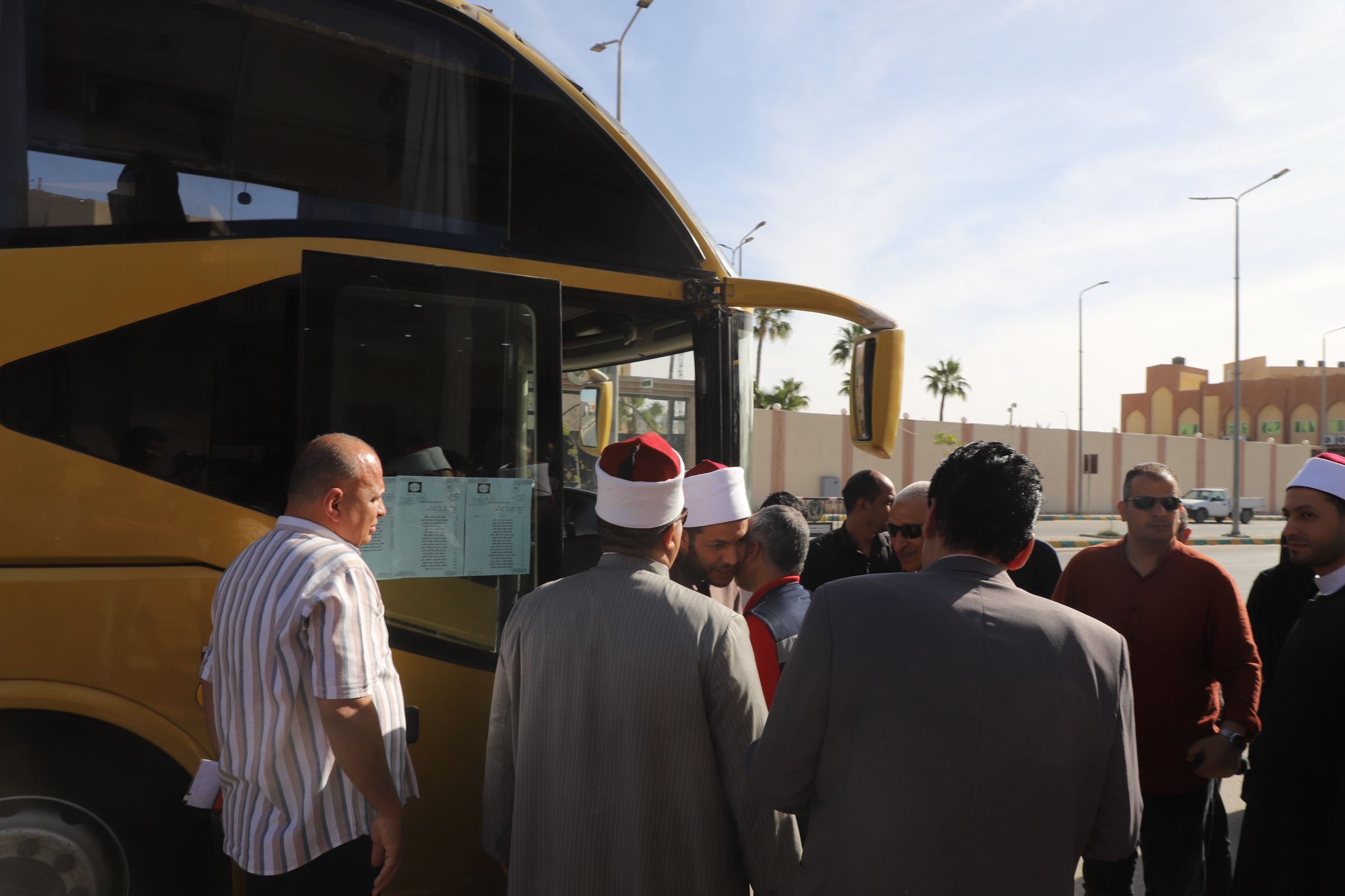 محافظ شمال سيناء يودّع حجاج الجمعيات الأهلية قبل سفرهم للأراضي المقدسة