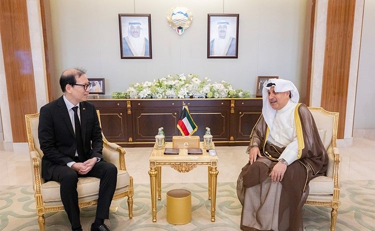وزير شؤون الديوان الأميري يبحث مع سفير تايلند العلاقات الثنائية وسُبُل تعزيزها