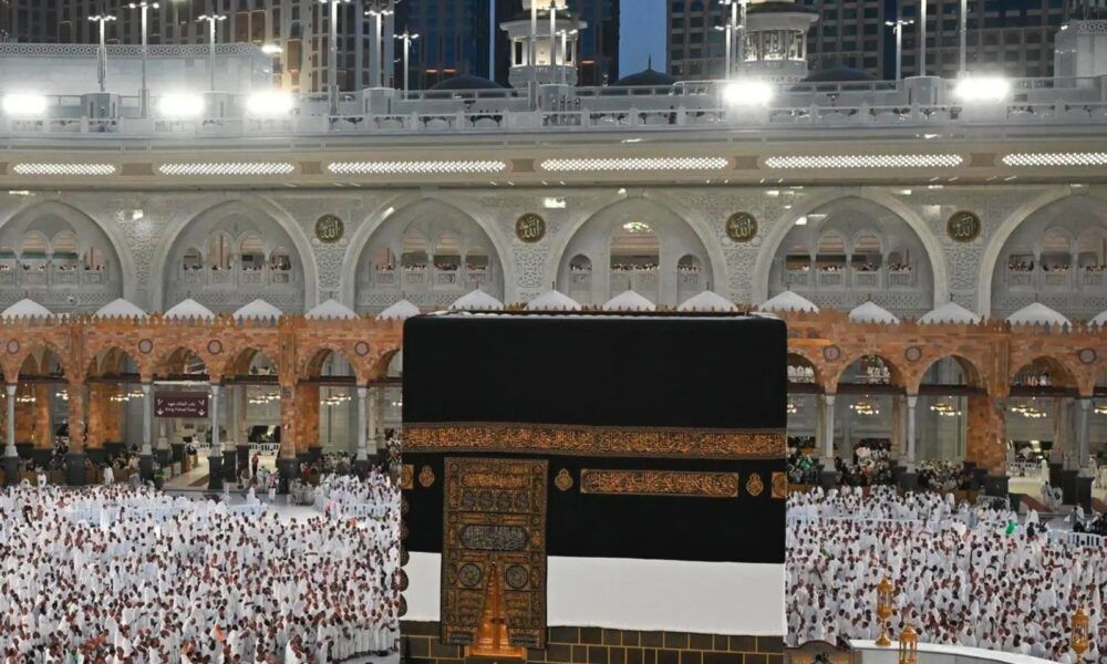 انسيابية ومشاهد روحانية مع توافد الحجيج إلى المسجد الحرام