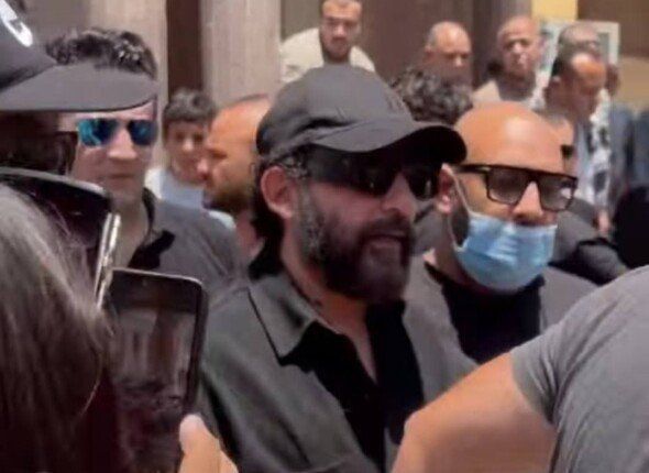 شاهد .. أحمد حلمي يؤم المصلين في صلاة جنازة والدته ببنها.. ويقتصر على عزاء المقابر