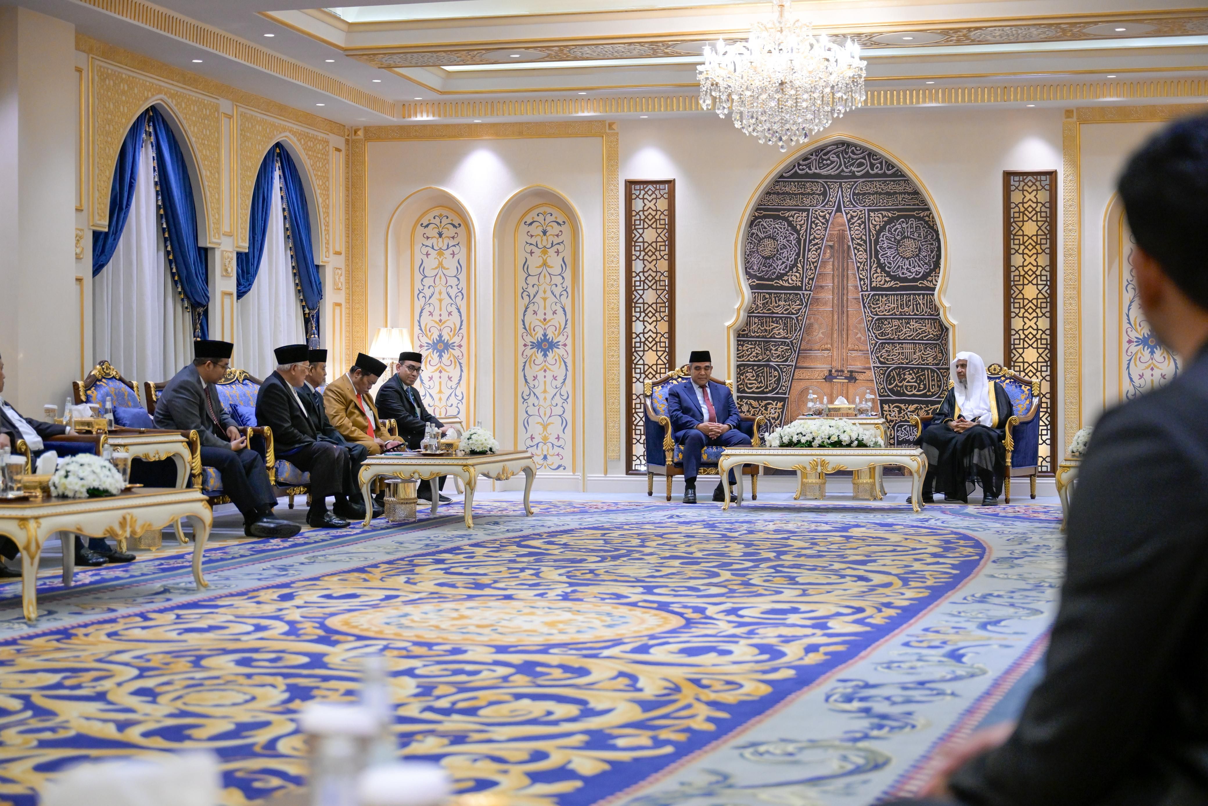 الأمين العام لرابطة العالم الإسلامي يستقبل رئيس مجلس الشورى الشعبي الإندونيسي