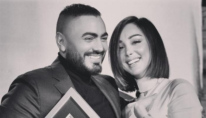 شاهد .. تامر حسني وبسمة بوسيل يخطفان الأنظار في استاد القاهرة.. وظهورهما العائلي يثير تساؤلات الجمهور