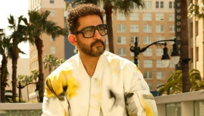 شاهد .. لحظات مؤثرة في جنازة والدة الفنان أحمد حلمي.. ماذا حدث؟