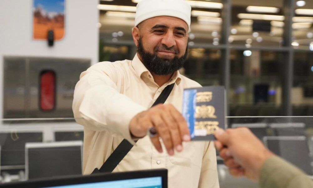 جهود جوازات منفذ الوديعة في توديع حجاج اليمن لعام 1447هـ