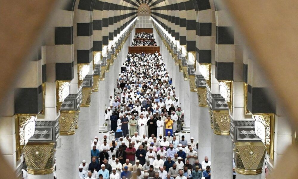 توافد ضيوف الرحمن إلى المسجد النبوي بعد إتمام الحج