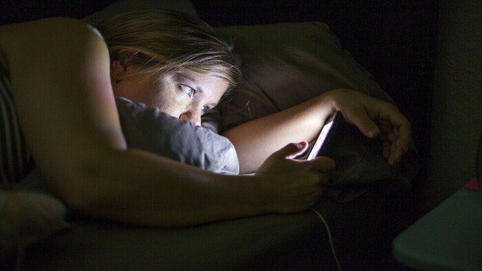 أطباء يوضحون حقيقة مخاطر وضع الهاتف تحت الوسادة وعلاقته بالسرطان وجودة النوم