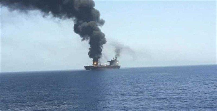 إصابة سفينة شحن في خليج عُمان إثر هجوم بقذيفة أمريكية