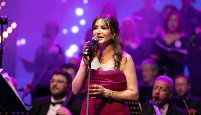 شاهد .. النجمة السورية رشا رزق تعيد ذكريات الطفولة إلى جمهور تونس في أمسية موسيقية استثنائية بالأوبرا