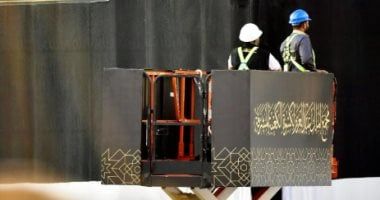 فريق سعودي يشرف على تغيير كسوة الكعبة المشرفة.. صور
