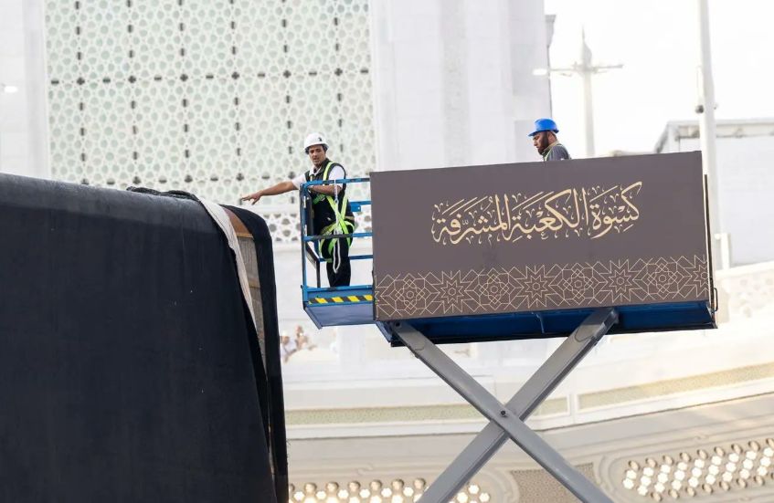 فريق سعودي يشرف على تغيير كسوة الكعبة المشرفة.. صور