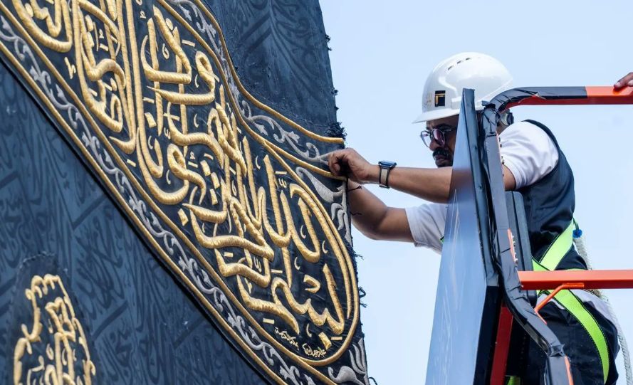 فريق سعودي يشرف على تغيير كسوة الكعبة المشرفة.. صور