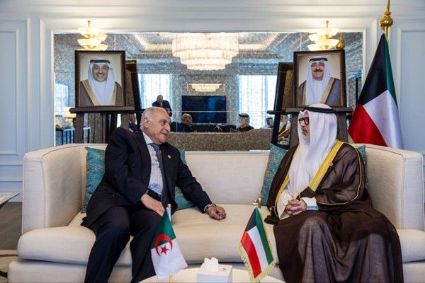 وزير الخارجية بحث مع نظيره الجزائري مستجدات الأوضاع الإقليمية والجهود المبذولة حيالها