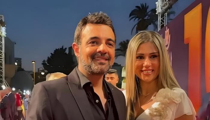 شاهد .. عمرو محمود ياسين يروي أصعب لحظات مرض زوجته: انتظار النتائج كان الأكثر قسوة