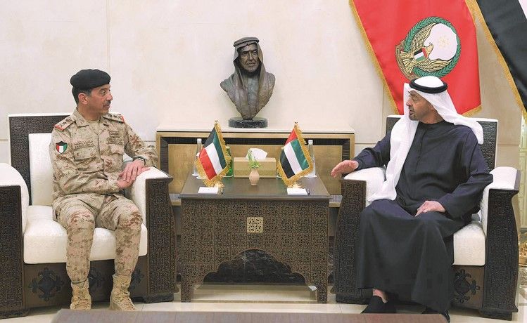 رئيس الإمارات بحث مع رئيس الأركان التعاون والتنسيق الأمني والعسكري