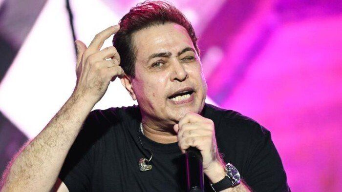 شاهد .. حكيم يحتفل بتأهل المنتخب المصري بأغنية جديدة بعنوان "نص ملعب قلبي"
