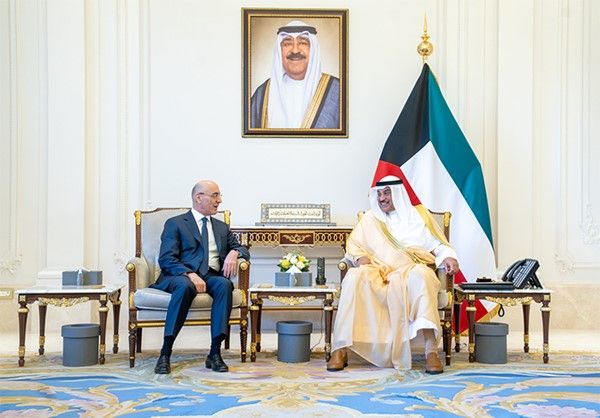 سمو ولي العهد يستقبل وزير الداخلية اللبناني