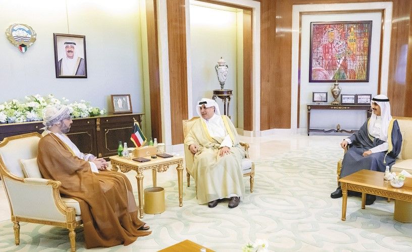 وزير الديوان الأميري ورئيس ديوان ولي العهد بحثا مع سفير عُمان مستجدات المنطقة