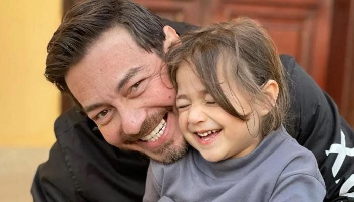 شاهد .. النجم أحمد زاهر يكشف معاناة ابنته مع المرض.. ماذا قال؟