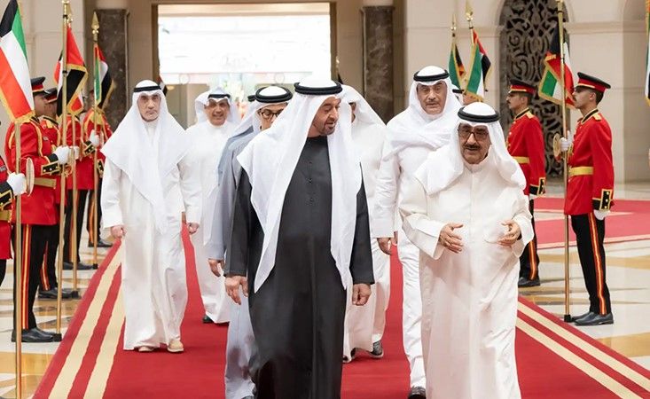 الأمير ورئيس دولة الإمارات: تعزيز وحدة الصف ومسيرة مجلس التعاون الخليجي