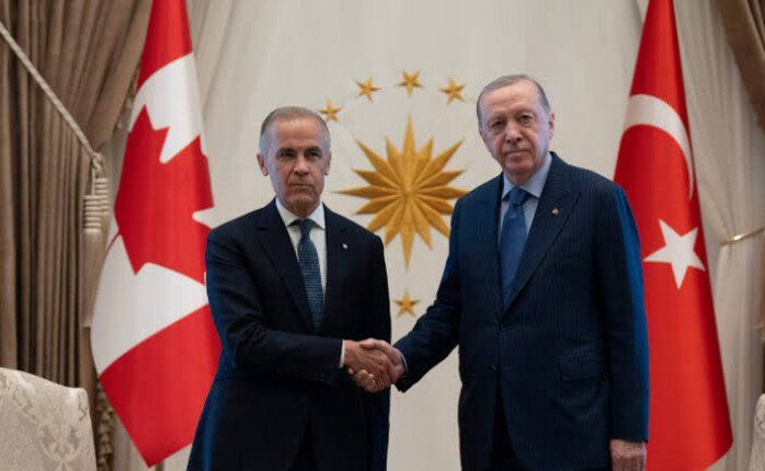 أردوغان يهدي كارني مسدساً منقوشاً باسمه خلال قمة الناتو في أنقرة