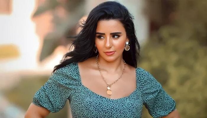 شاهد .. الفنانة إيمان سلامة تنعى والدها بكلمات مؤثرة وتطلب الدعاء له